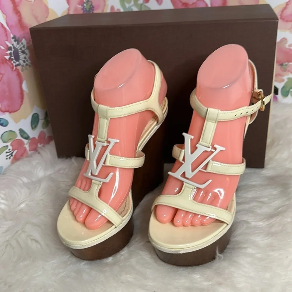 💯Authentic Louis Vuitton Wedges Sandals🍀